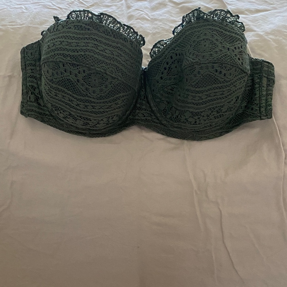 Elegant Lace Strapless Bra in Forest Green
